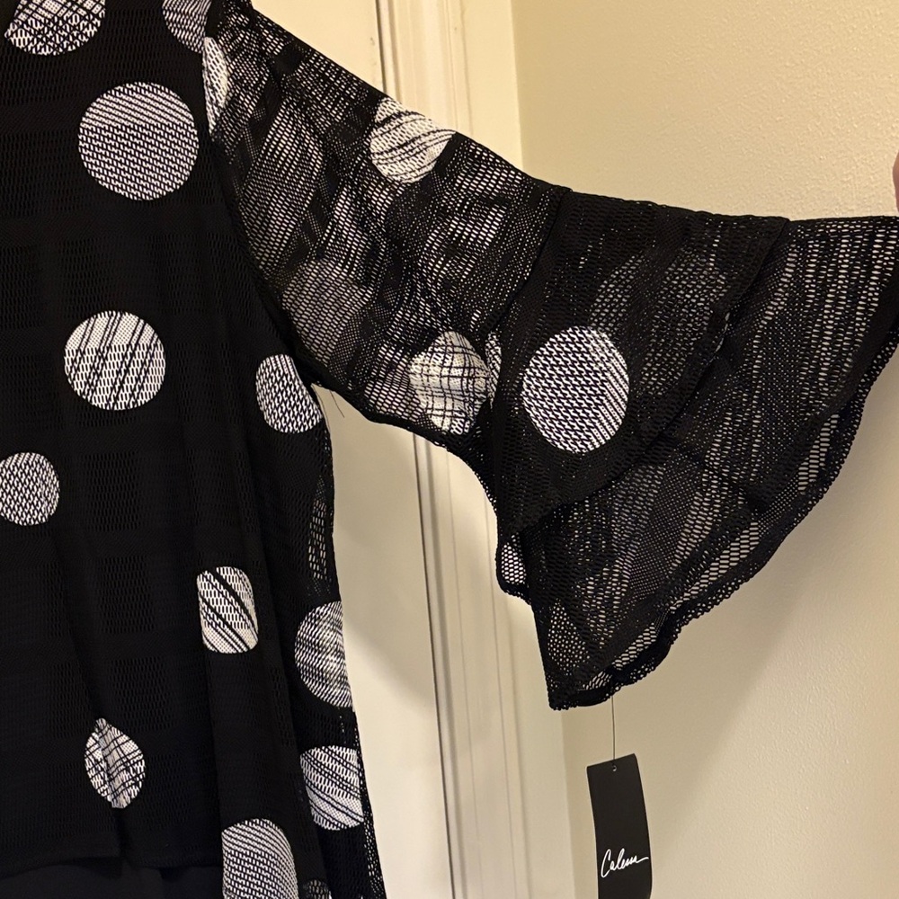Calessa Black and White Circle Pattern Blouse New with Tags - Picture 4 of 6